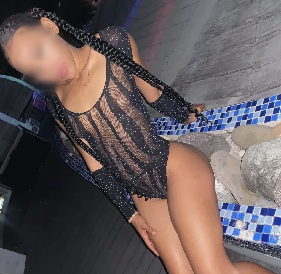 Shania, 20